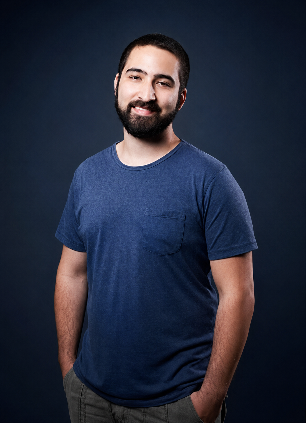Matheus Araujo Fonseca, psicólogo, sorrindo, em retrato com fundo escuro.